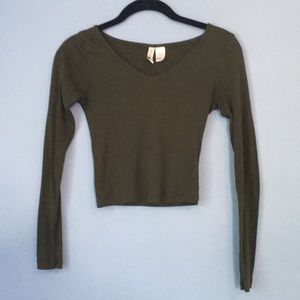 Long sleeve green crop top.